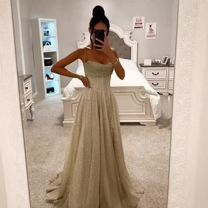 Robe longue élégante à paillettes dorées champagne avec fines bretelles et jupe évasée