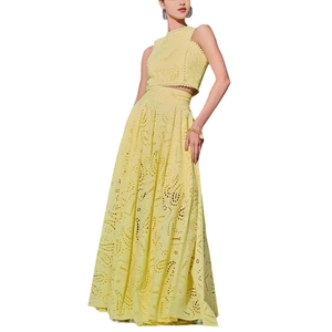 Elegante set due pezzi in pizzo giallo acceso con crop top senza maniche e gonna maxi