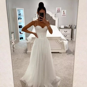 Élégante robe de soirée blanche sans bretelles avec paillettes et tulle scintillant