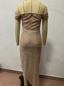 Detail des rosé-goldenen Paillettenkleids mit unsichtbarem Reißverschluss am Rücken