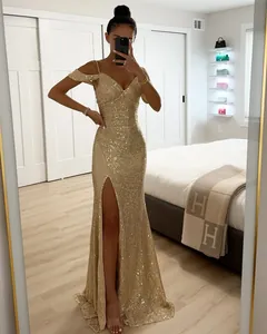 Gros plan d'une robe de soirée dorée à paillettes avec fines bretelles et fente haute