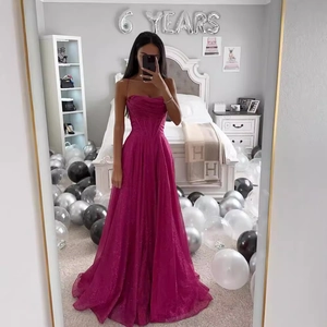 Robe longue fuchsia à fines bretelles avec dorure scintillante et grand ourlet évasé chic