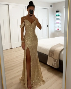 Détail des paillettes dorées scintillantes sur une robe de soirée avec fente haute