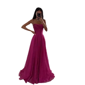 Robe longue corset à paillettes magenta avec fines bretelles et jupe fluide