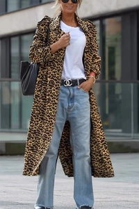 Outdoor Streetstyle-Aufnahme eines langen Leopardenprint-Mantels mit klassischem Revers
