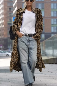Modischer Damen-Mantel mit Leopardenmuster und langen Ärmeln kombiniert mit einer Jeans