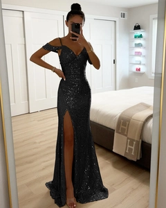 Détail de la robe de soirée à paillettes noires avec fente haute et texture scintillante