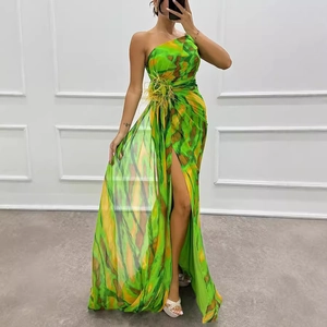 Elegantes Chiffon-Maxikleid mit One-Shoulder-Schnitt, Abstrakt-Print und Beinschlitz