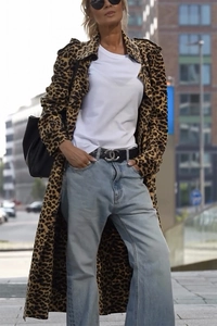 Straßenstil-Ansicht von langem Trenchcoat mit Leopardenmuster und weitem Revers
