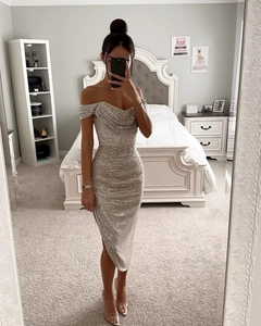 Detail eines Pailletten-Bodycon-Kleides mit Wasserfallausschnitt, Raffung und Seitenschlitz