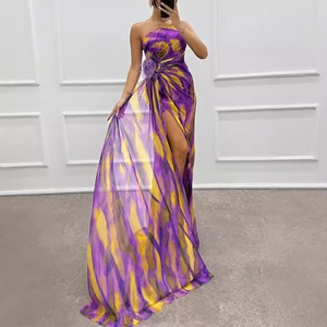 Elegantes Ein-Schulter-Maxikleid aus Chiffon mit abstraktem Druck, Schlitz und Federdetail