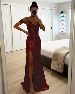 Gros plan d'une robe à paillettes bordeaux avec décolleté en V et fente haute sexy