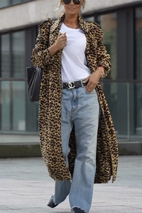 Detailansicht des Leopardenmuster-Trenchcoat-Kragens und der schicken Stoffstruktur