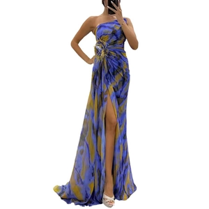 Chiffon-Kleid mit Blumendruck, One-Shoulder-Schnitt, Schlitz und Federdetail