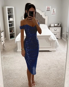 Detail der schulterfreien Pailletten-Abendrobe mit Bodycon-Fischschwanz-Schnitt in Marineblau