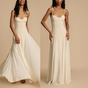 Elegantes elfenbeinfarbenes Maxikleid mit Spaghettiträgern und gestuftem Rock