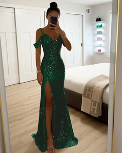 Détail de la robe à paillettes vert émeraude avec bretelles et fente latérale haute