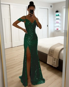 Détail d'une robe à paillettes vert foncé avec fines bretelles et fente latérale