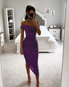 Nahaufnahme der funkelnden dunkelvioletten Pailletten am schulterfreien Abendkleid
