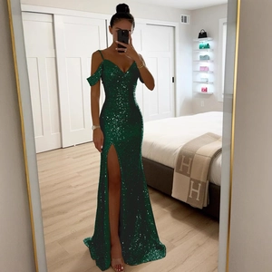 Robe élégante à paillettes vert émeraude avec épaules dénudées et fente latérale