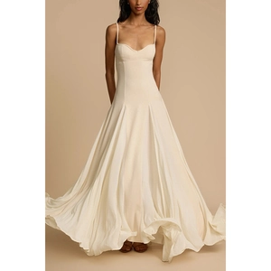 Elegantes cremeweißes Maxikleid mit Spaghettiträgern und weitem ausgestelltem Rock
