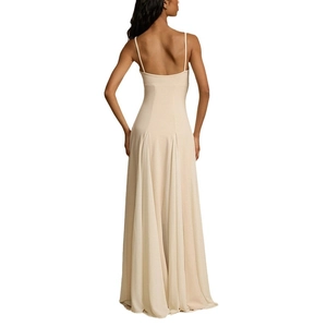 Elegantes beiges rückenfreies Maxikleid mit schmalen Trägern und fließender Silhouette