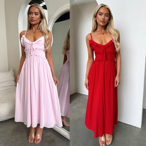 Elegante maxi-jurk met spaghettibandjes en ruches in lichtroze en levendig rood