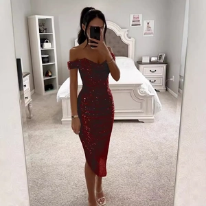 Elegantes tiefrotes Paillettenkleid mit schulterfreiem Design für Partys und Abende