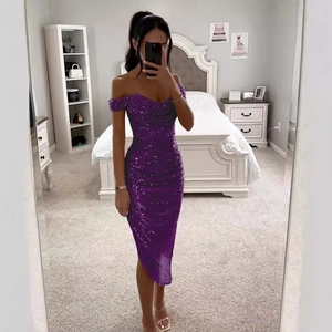 Lila schulterfreies Paillettenkleid in schmaler Passform und eleganter Midilänge