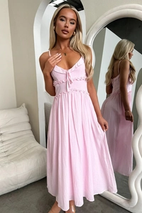 Detail van roze maxi-jurk met ruches aan de bandjes en verstelbare strik aan de voorkant