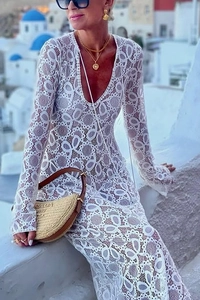 Dettaglio di un abito bianco all'uncinetto con intricati motivi floreali e geometrici