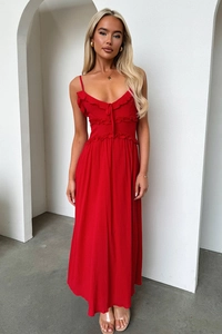 Detail van een rode maxi-jurk met ruffles, spaghettibandjes en een V-halslijn