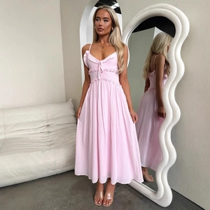 Roze zomerjurk met V-hals, ruches en hoge taille voor een casual en zoete vakantiestijl