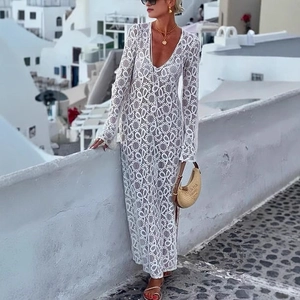 Abito lungo bohémien in pizzo bianco all'uncinetto con maniche lunghe e scollo a V