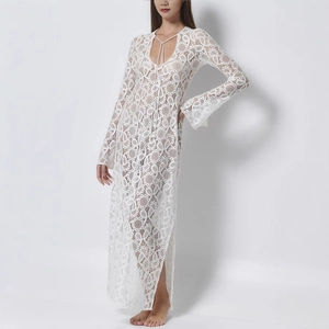 Abito lungo boho in pizzo bianco con maniche lunghe, scollo a V e spacco laterale alto