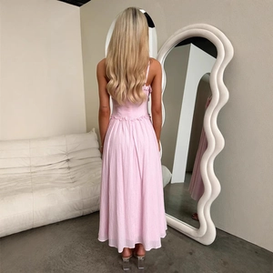 Roze geplooide midi-jurk met spaghettibandjes en ruches in de taille voor de vakantie
