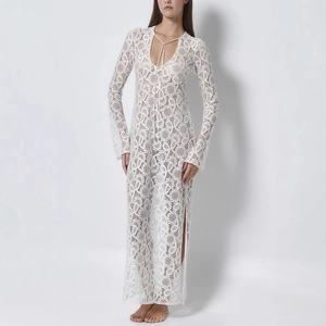 Abito lungo in pizzo bianco con scollo a V, maniche lunghe e spacco per le vacanze