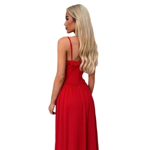 Elegante rode jurk met spaghettibandjes en ruches van getextureerde stof voor zomervakantie