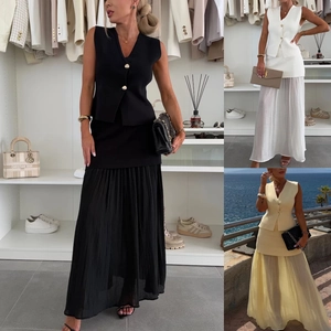 Elegante set da donna con gilet in maglia e gonna lunga a pieghe in tre diversi colori