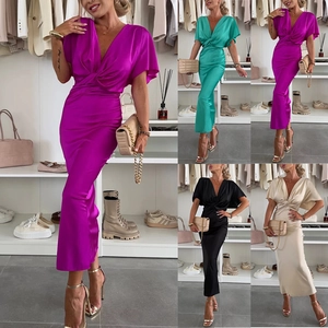 Robe longue élégante en satin avec col en V, taille nouée et manches chauve-souris colorées