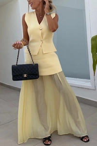 Set tre pezzi giallo in maglia con gilet scollo a V, minigonna e gonna a pieghe trasparente