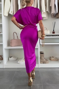 Vue détaillée d'une robe longue en satin violet rose avec manches chauve-souris et taille haute
