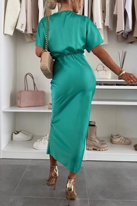 Vue détaillée de la robe en satin vert émeraude montrant la texture et le drapé