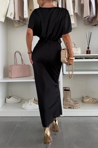 Vue arrière d'une robe longue en satin noir avec manches chauve-souris et lien à la taille
