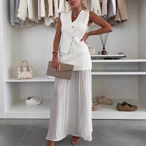 Completo chic da donna in due pezzi con gilet bianco in maglia e gonna midi a pieghe