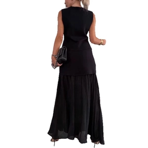 Completo donna minimalista maglia nera senza maniche e gonna lunga a pieghe