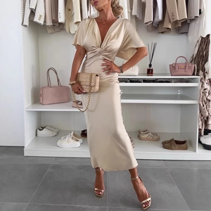 Robe midi élégante en satin champagne avec manches chauve-souris et nœud à la taille
