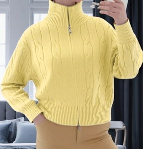Détail de la maille torsadée jaune et de la fermeture éclair métallique double