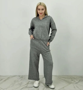 Ensemble deux pièces en maille grise avec haut à col polo et pantalon large à taille haute
