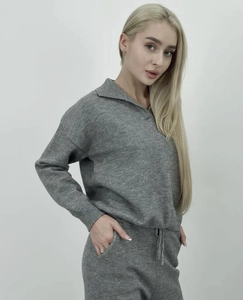 Détails de l'ensemble en maille grise avec cardigan à col polo et pantalon à cordon